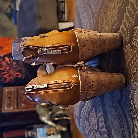 MICHAEL ANTONIO GLOBE WEDGE HEELS 8 - Picture 7 of 9